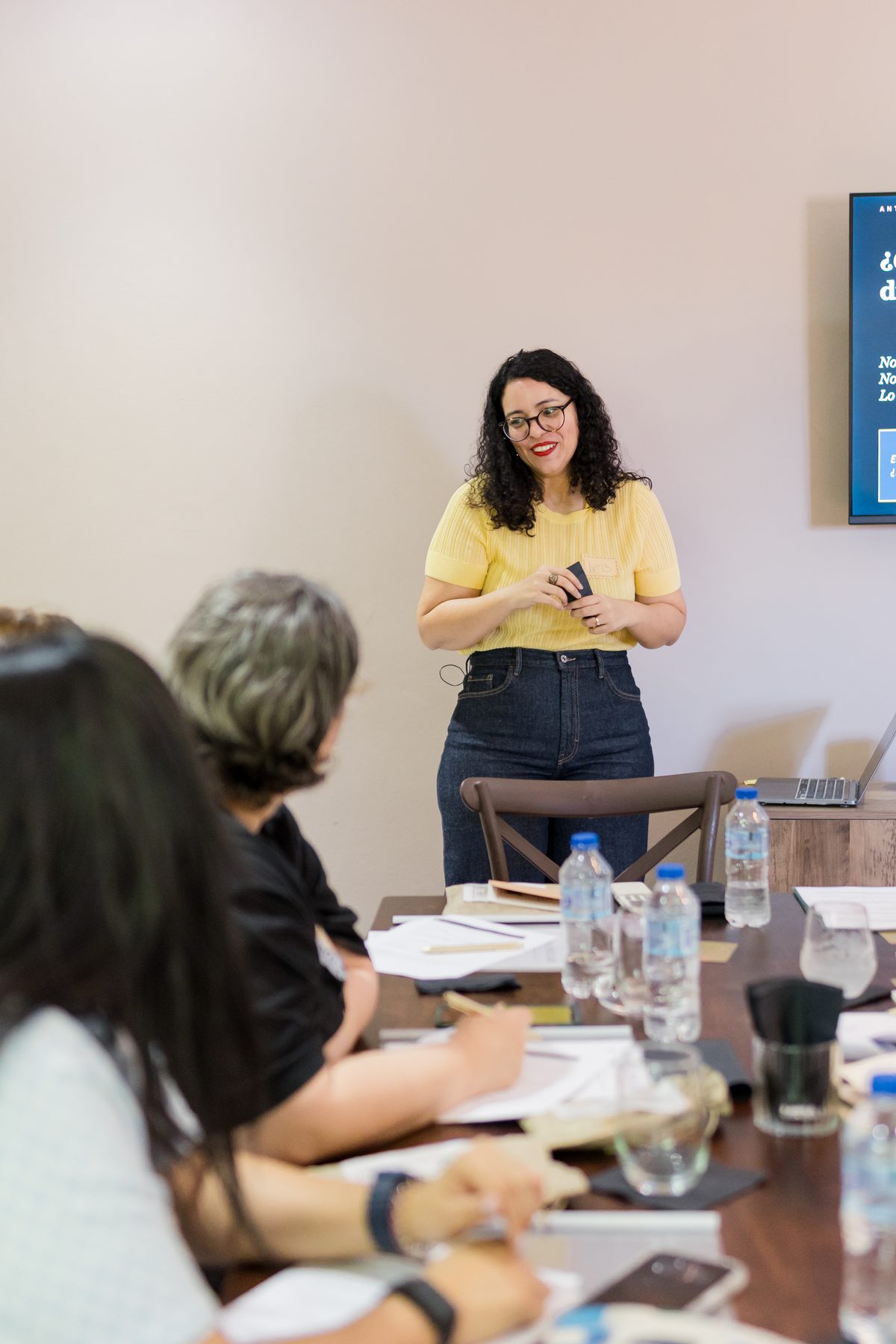 Dra. Iris Bello dirigiendo una dinámica del taller U-Verse