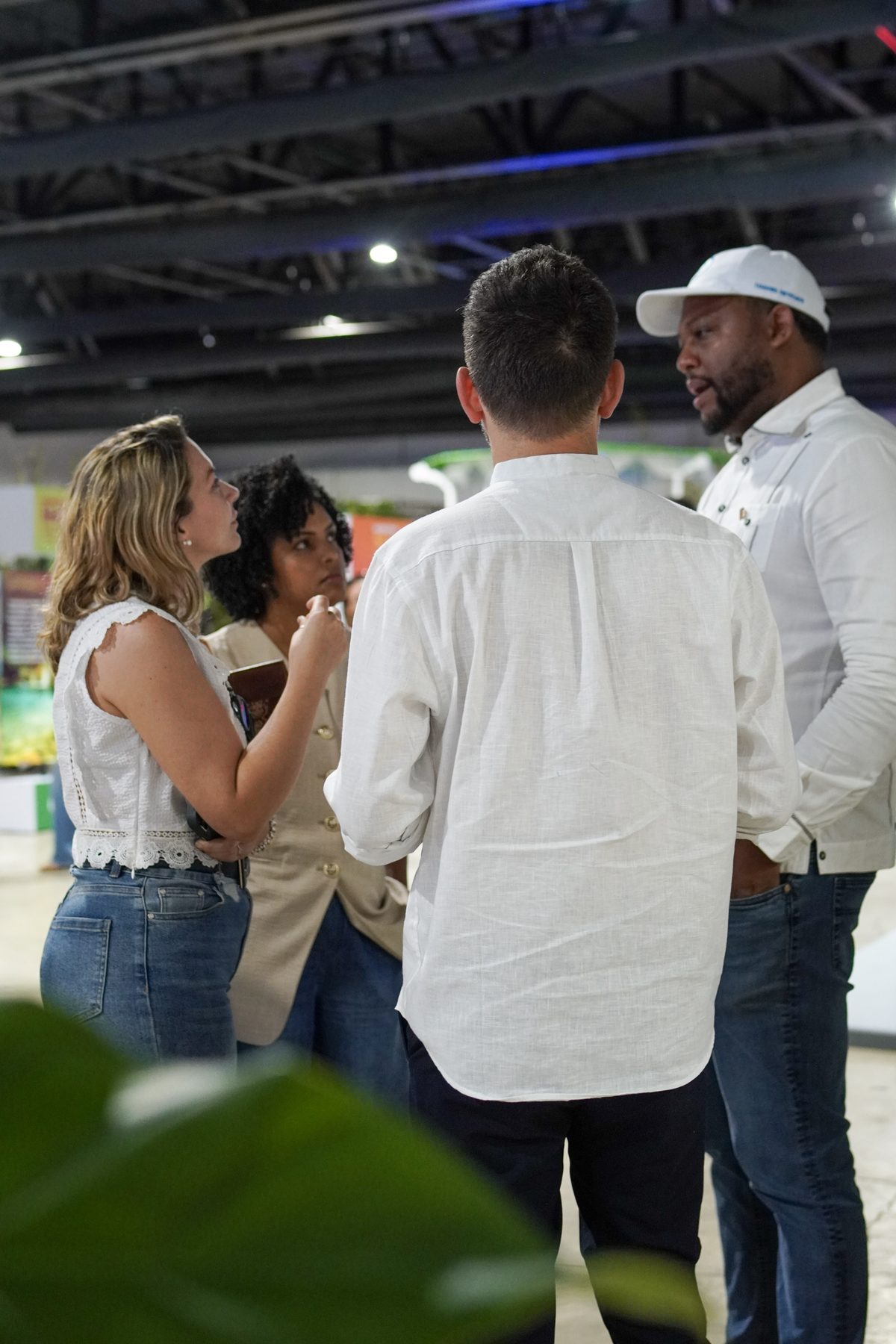 Momento de networking en el Foro Empresarial Puerto Plata, cobertura Presencia para Alicia Tarrazo